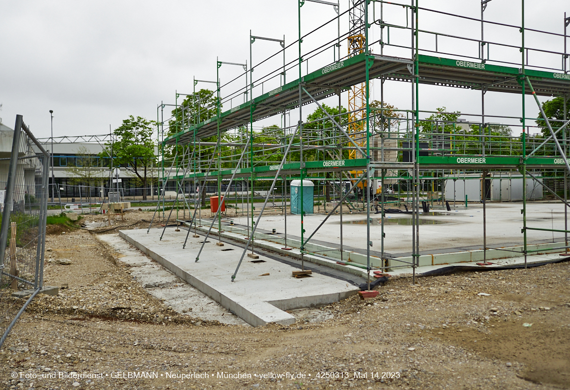 14.05.2023 - Ein Kran für die Baustelle Haus für Kinder in Neuperlach